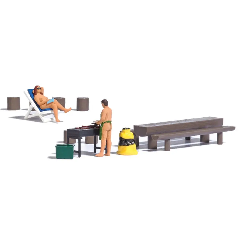 Scénette "Barbecue nudistes" avec 2 personnages Busch 7946 - HO 1/87