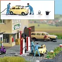 Lot avec 2 pompistes, fiat 500 jaune et des accessoires BUSCH 7820 - HO : 1/87