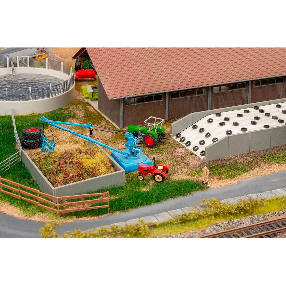 Silo-couloir et tas de fumier avec grue - Faller 130678 - HO 1/87
