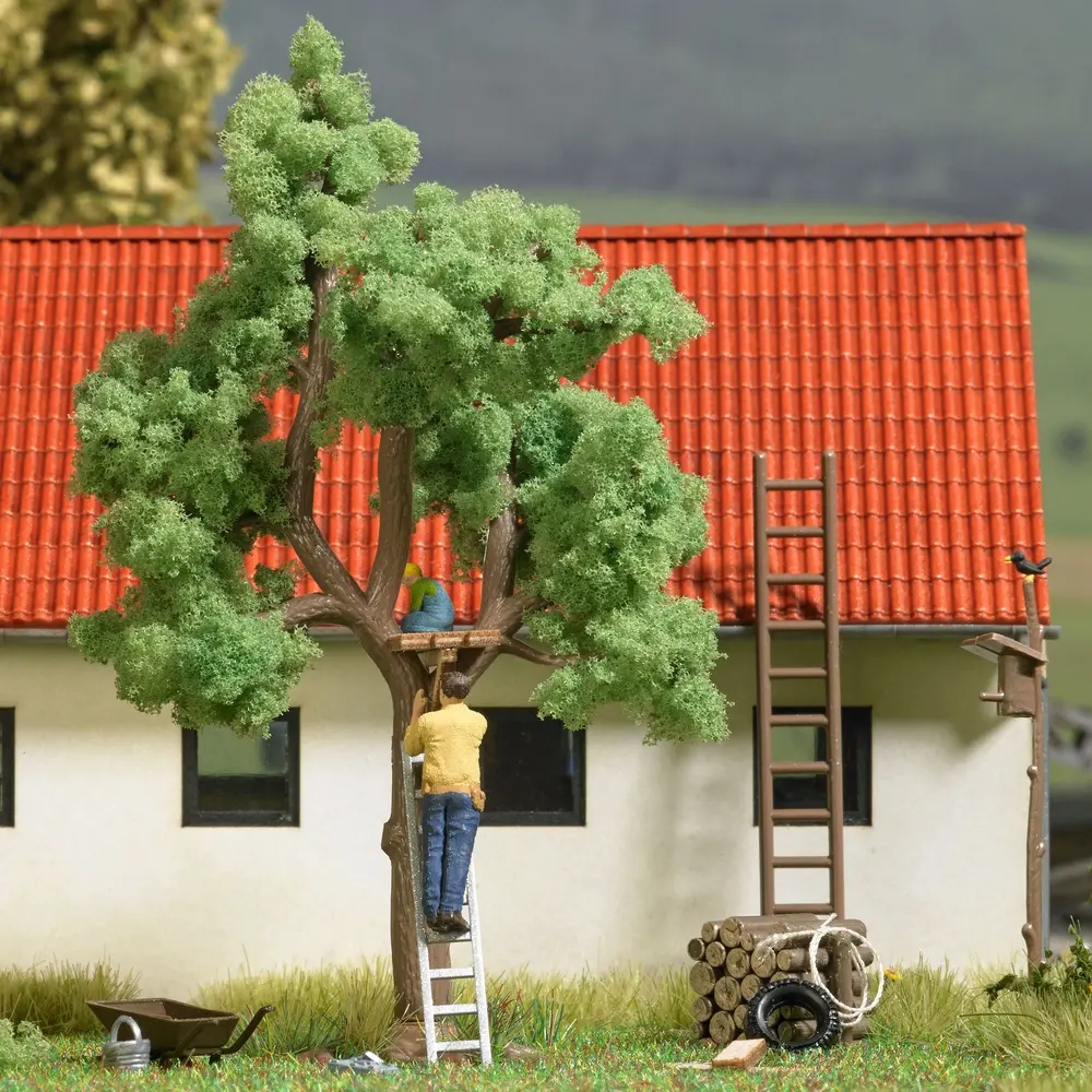 Cabane en construction des les arbres - Busch 1834 - HO 1/87