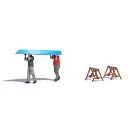 2 personnages transportant une barque - Busch 79817 - HO 1/87