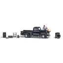 Scénette "Femme posant sur voiture" - Busch 79812 - HO 1/87