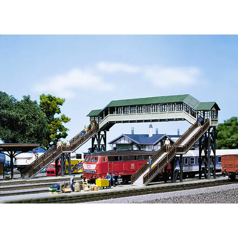 Passerelle couverte pour piétons
