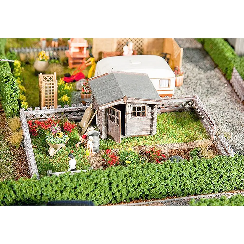 Jardin d'ouvrier avec petite maison de jardin