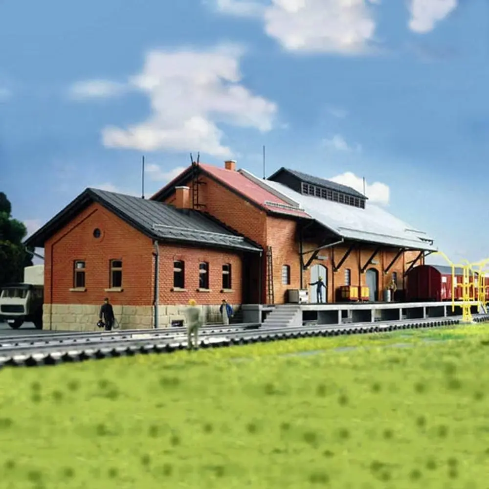 Hangar à marchandises avec quai de chargement