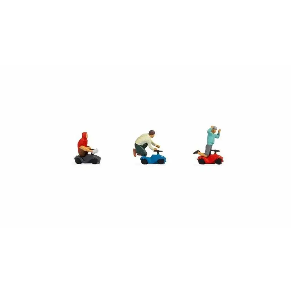 3 enfants sur petite voiture - Course de bobby car NOCH 15808 - HO 1/87