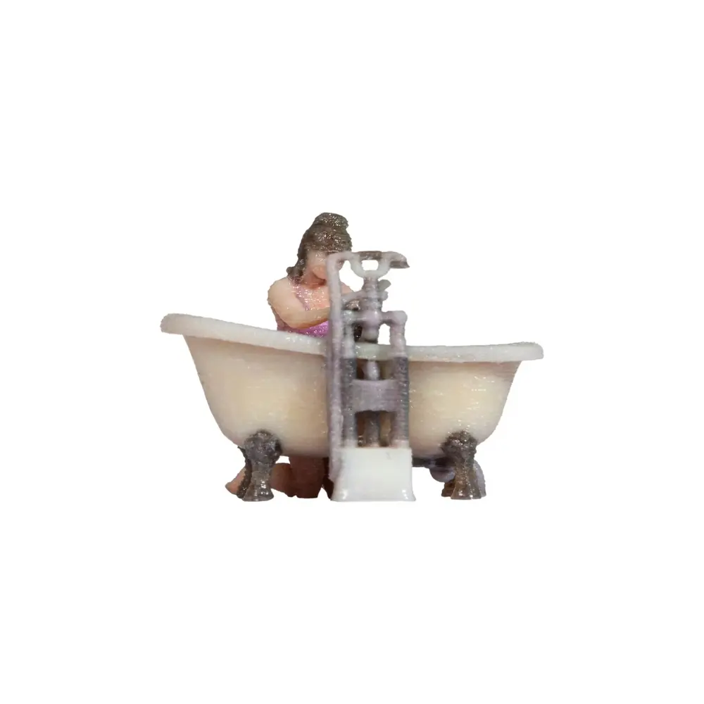 Femme faisant un shampoing à son enfant - HO 1/87 - NOCH 10421