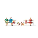 Pack de 3 Mères assises, 4 enfants assis et 2 bancs - Figurine - PREISER 10051 - Échelle HO : 1/87ème