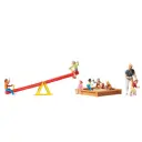 Enfants jouant avec bac à sable et balançoire