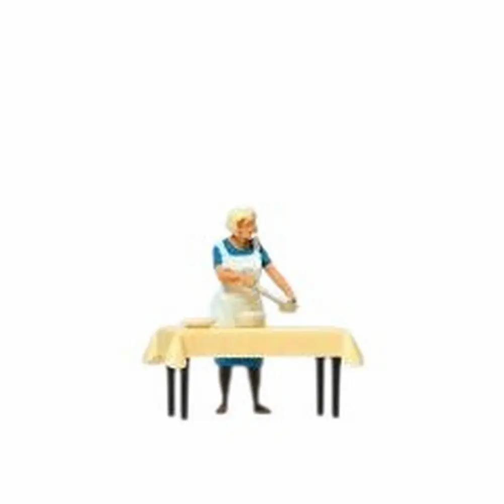Femme au foyer servant le dîner - Preiser 28130 - HO 1/87