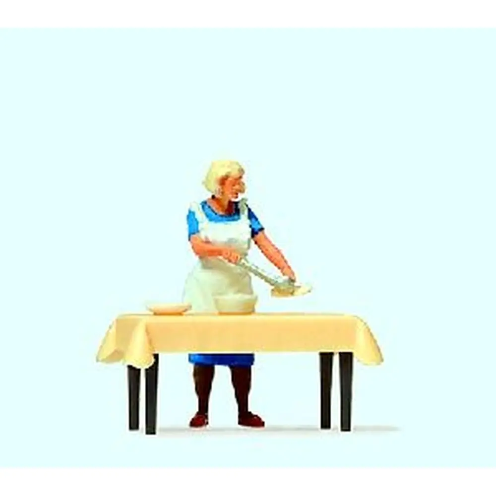 Femme au foyer servant le dîner