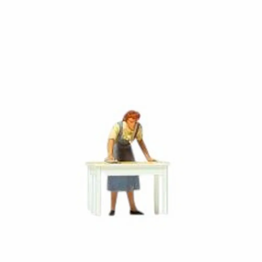 Femme au foyer essuyant la table - Preiser 28134 - HO 1/87