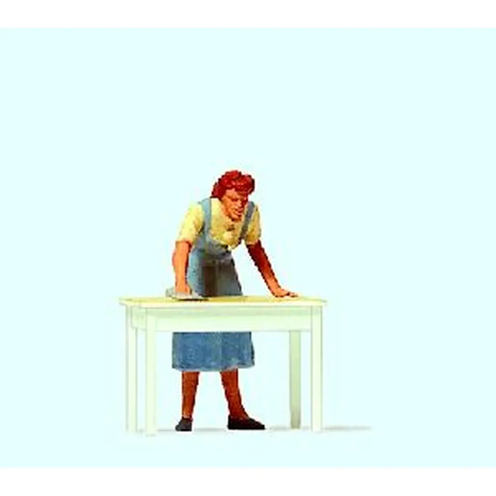 Femme au foyer essuyant la table