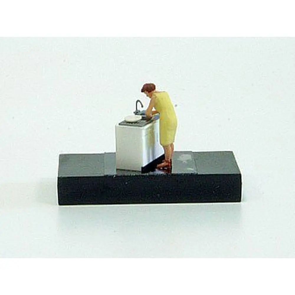Femme Faisant La Vaisselle - Preiser 28145 - HO : 1/87