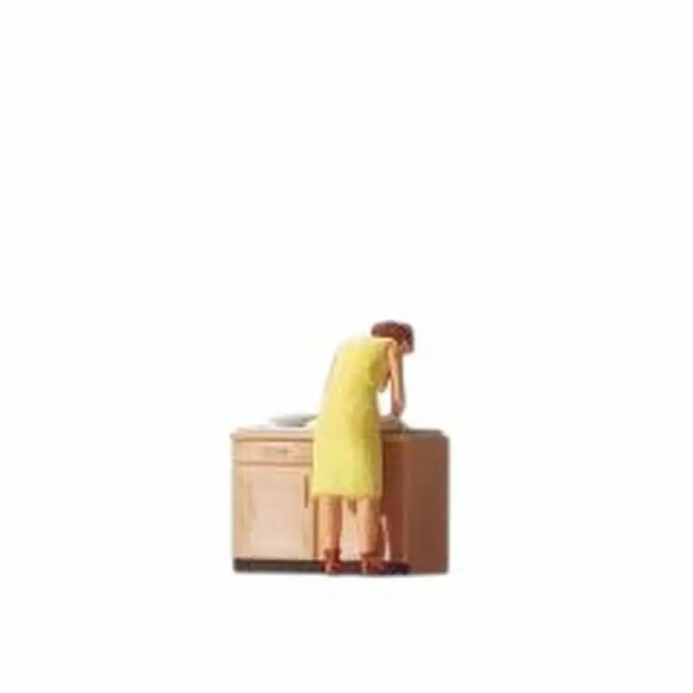 Femme faisant la vaisselle - Preiser 28145 - HO 1/87