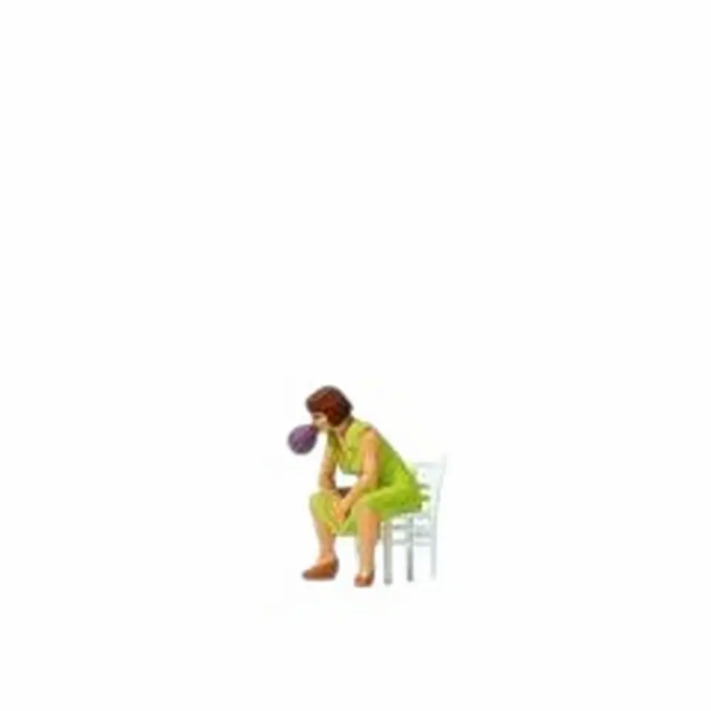 Femme assise sur sa chaise faisant une bulle - Preiser 28168 - HO 1/87