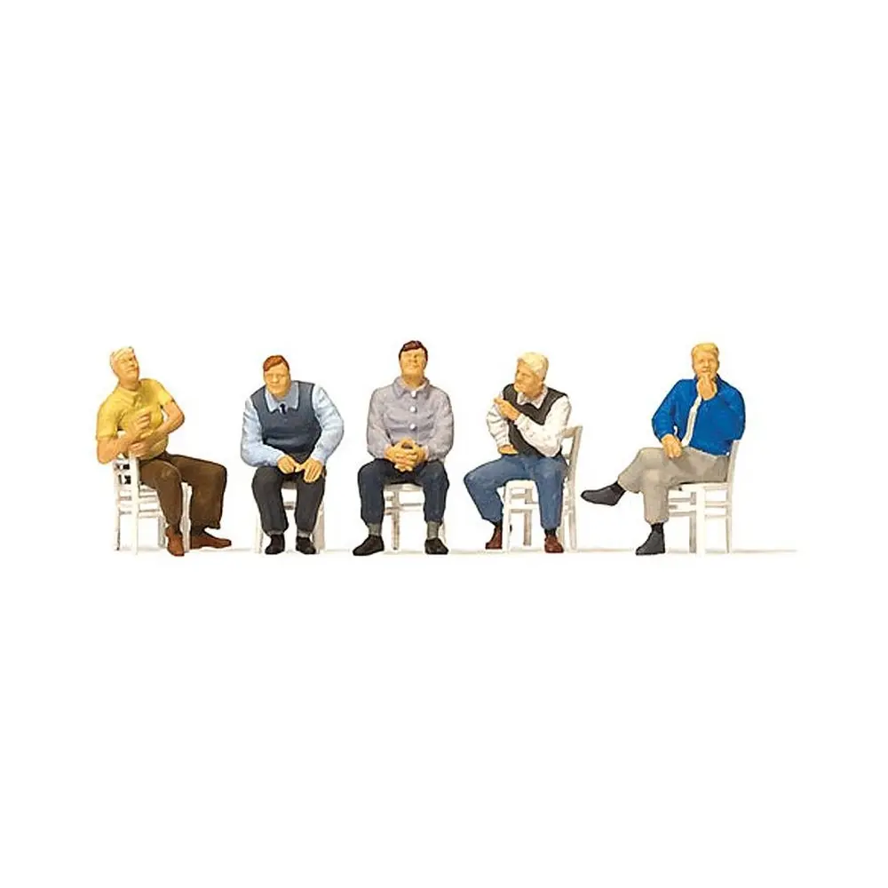 Lot de 5 personnages assis sur des chaises en bois
