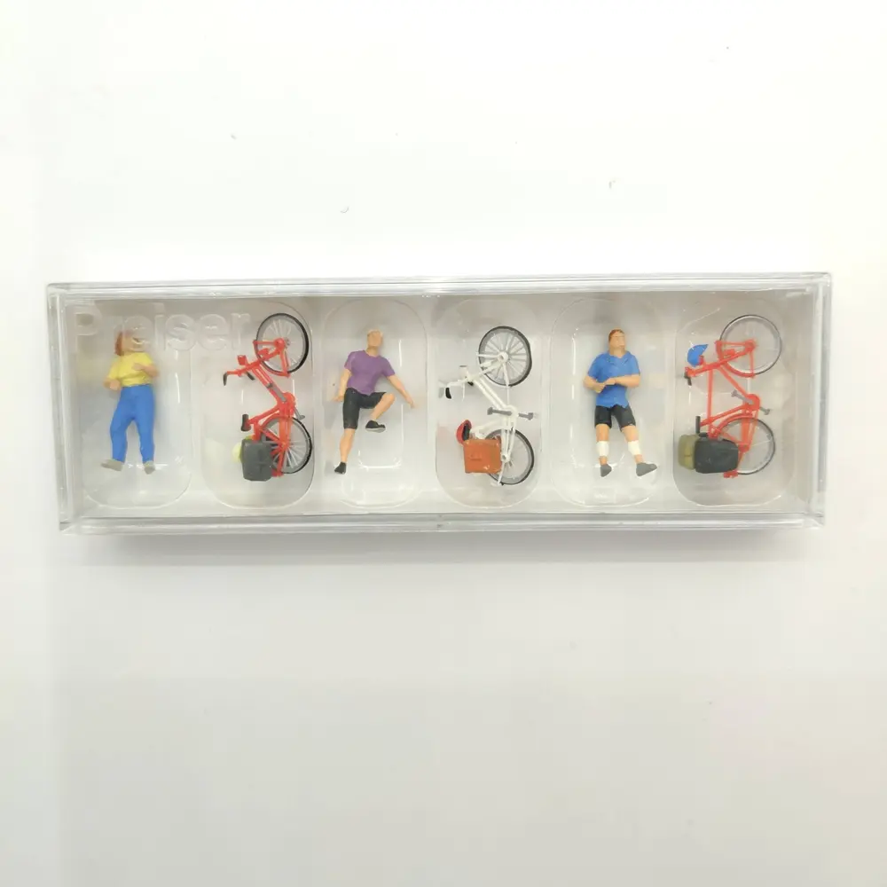 Lot de 3 personnages cyclistes debout à la barrière du chemin de fer