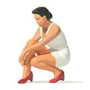 Femme accroupie mettant ses chaussures PREISER 28228 - HO 1:87