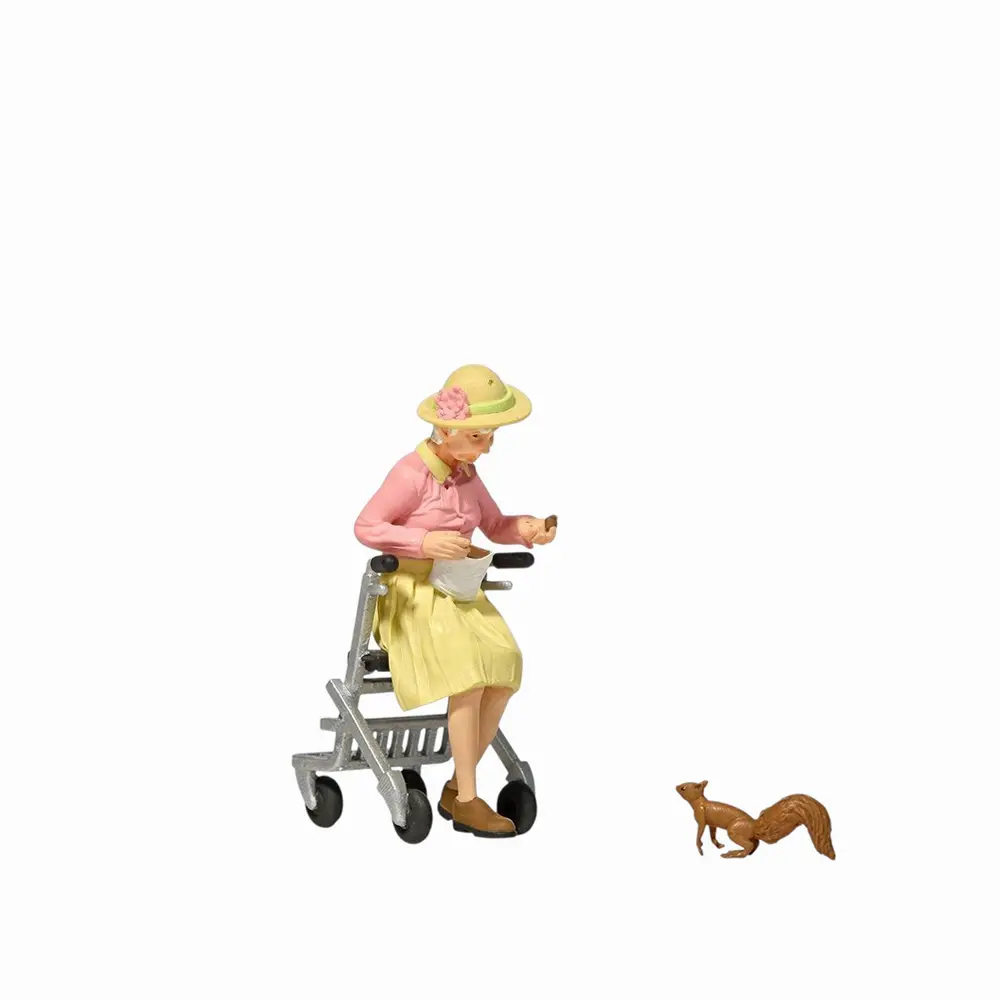 Dame âgée avec déambulateur et 1 écureuil - Preiser 44945 - G 1/22.5
