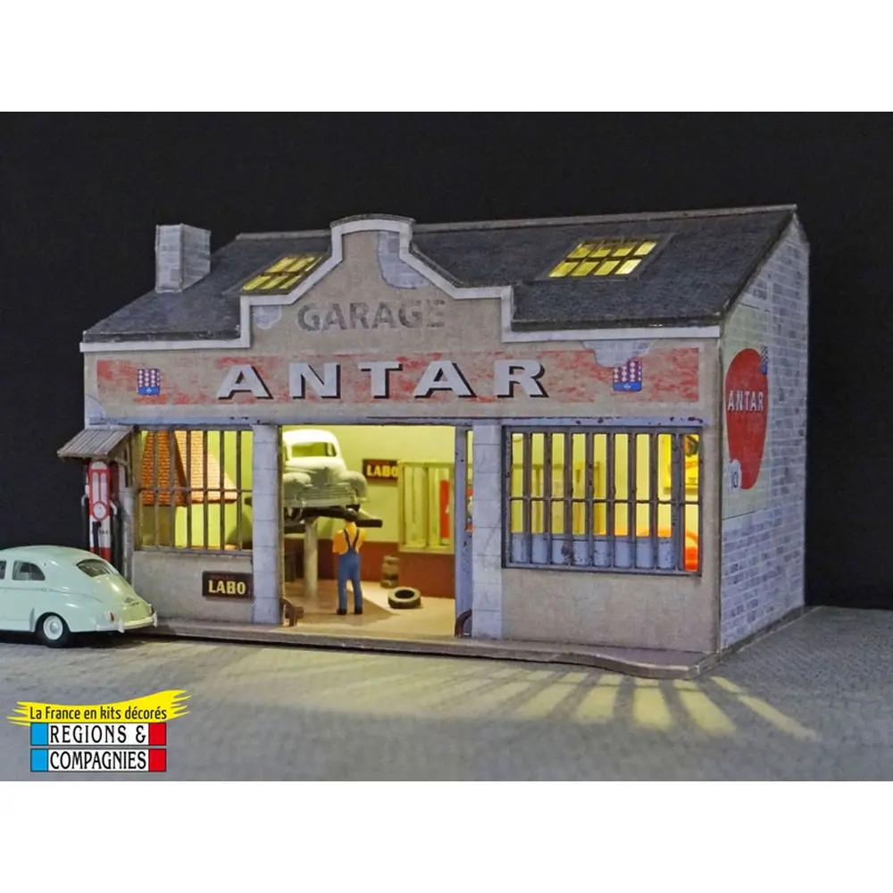 Vieux garage avec pompe à essence murale - Régions et Compagnies PRO700 - HO 1/87