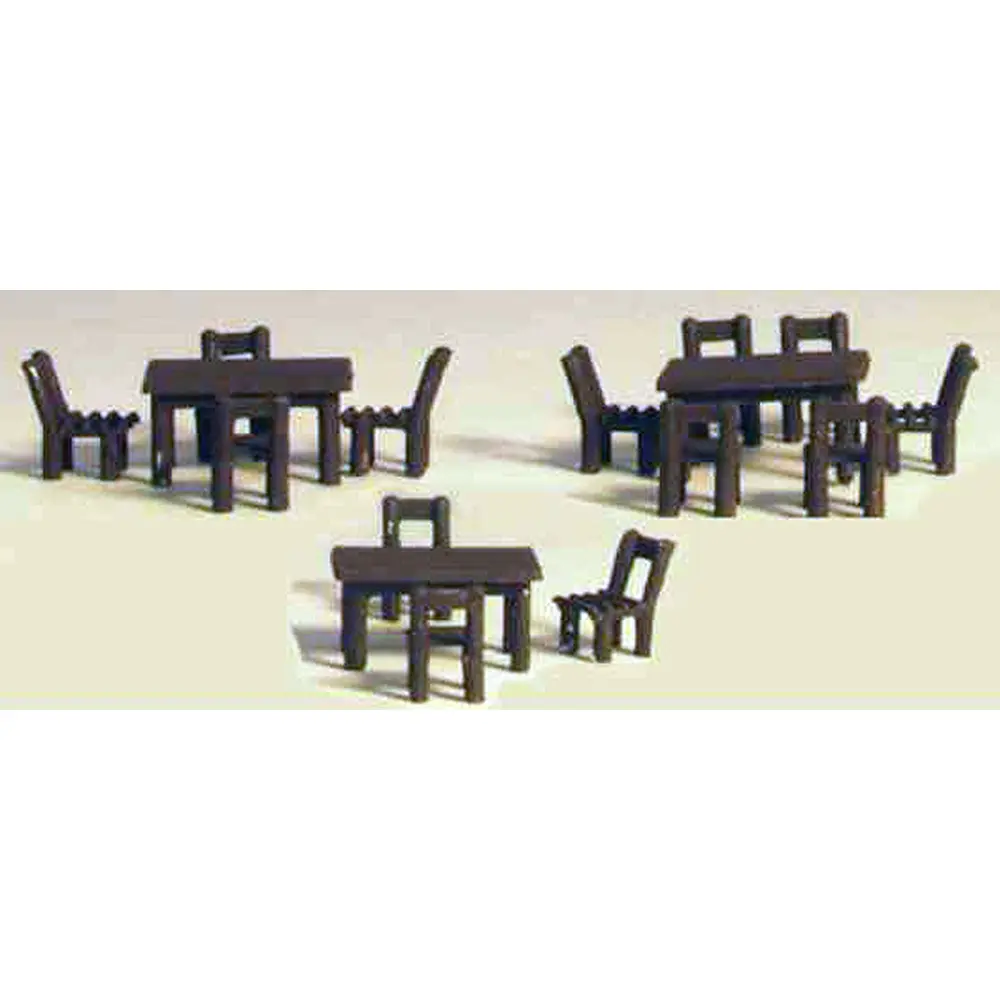 8 Tables et 40 chaises en bois