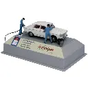 Voiture Peugeot 404 blanche, 2 pompistes et accessoires SAI 1923 - HO 1/87