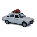 Voiture Peugeot 304 blanche, galerie de toit SAI 1725 - HO : 1/87