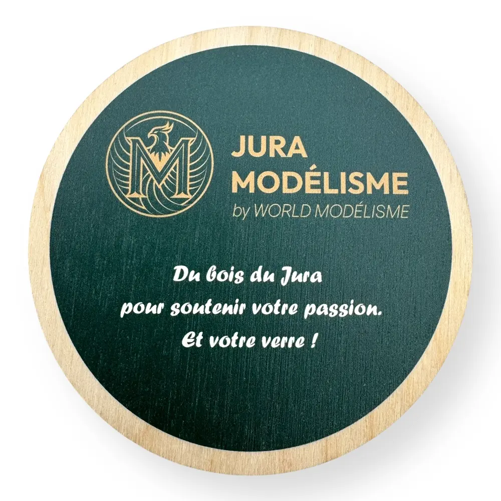 Dessous de verre Jura Modélisme by World Modélisme "Du bois du Jura pour soutenir votre passion. Et votre verre !"
