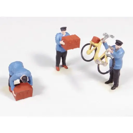 [REGAR057] 3 Agents de gare chargeant/déchargeant des malles et une bicyclette - Régions et compagnies GAR057 - HO 1/87