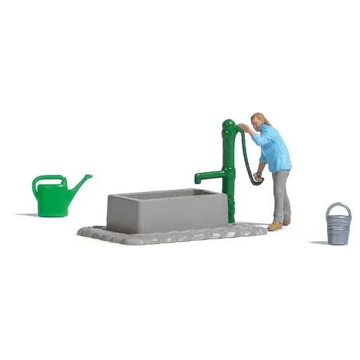 [BU7975] Femme actionnant une pompe à eau manuelle BUSCH 7975 - HO 1/87