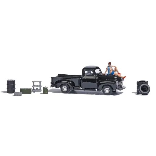 [BU79812] Scénette "Femme posant sur voiture" - Busch 79812 - HO 1/87