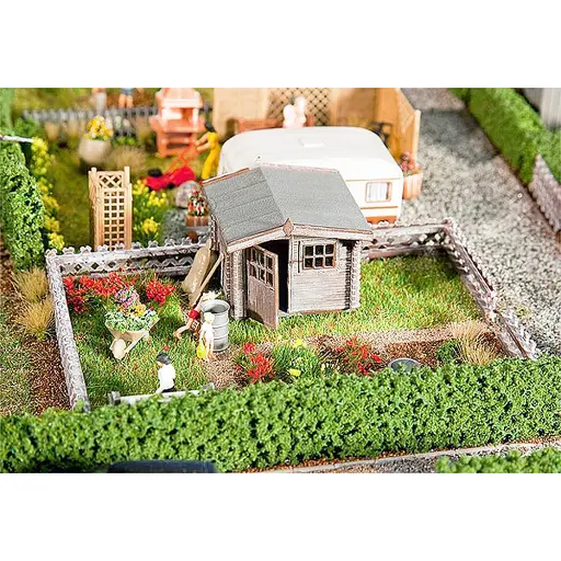 [FA180492] Jardin d'ouvrier avec petite maison de jardin