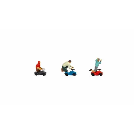 [NO15808] 3 enfants sur petite voiture - Course de bobby car NOCH 15808 - HO 1/87