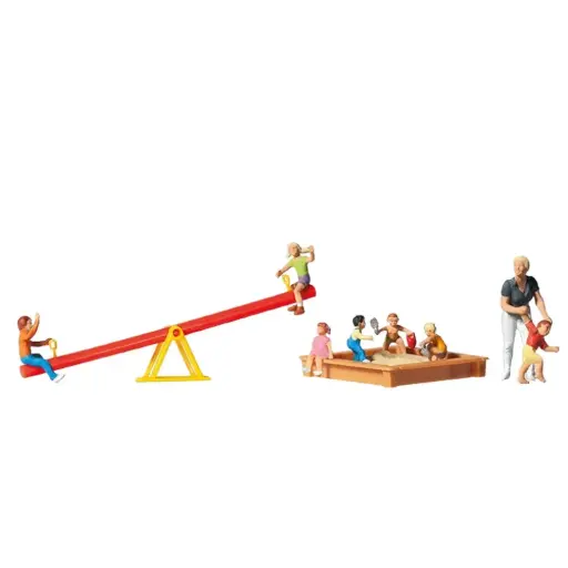 [PR10587] Enfants jouant avec bac à sable et balançoire