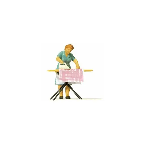 [PR28154] Femme en train de repasser