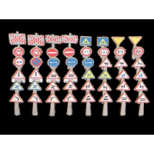 [REVIL035] 48 Signaux routiers français de danger et d’interdiction en béton (époques III-V) - Régions et Compagnies VIL035 - HO 1/87