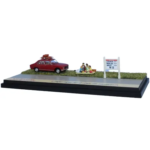 [SA1996] Peugeot 504 rouge carmin, galerie de toit, 3 valises, scène pique-nique et mur Michelin N12 - Sai 1996 - HO 1/87